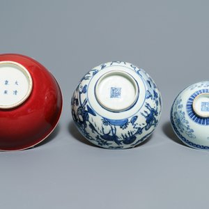 Een collectie divers Chinees porselein, Ming en later — foto 8