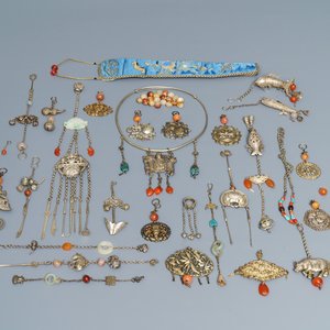 Een collectie divers Chinees zilver met jade en agaat, 19/20e eeuw — foto 1