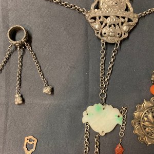 Een collectie divers Chinees zilver met jade en agaat, 19/20e eeuw — foto 13