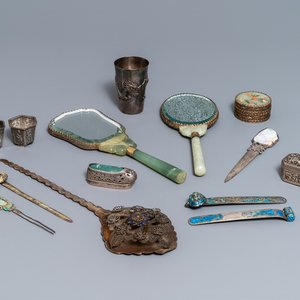 Een collectie divers Chinees zilver, w.o. met jade inlegwerk, 19/20e eeuw — foto 1