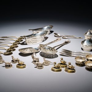 Een collectie divers klein zilverwerk en tien verzilverde menuhouders, 19/20e eeuw — foto 2