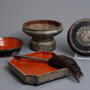 Een collectie divers lakwerk met parelmoer en mica inlegwerk, Zuidoost-Azië, 19/20e eeuw — foto 1