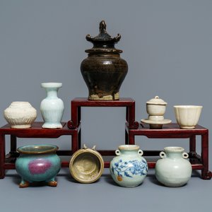 Een collectie divers vroeg Chinees aardewerk en porselein, Jin en later — foto 1