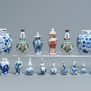Een collectie diverse Chinese miniatuur vaasjes, Kangxi en later — foto 1