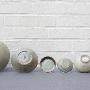 Een collectie diverse Koreaanse celadon-geglazuurde stukken, Goryeo en later — foto 12