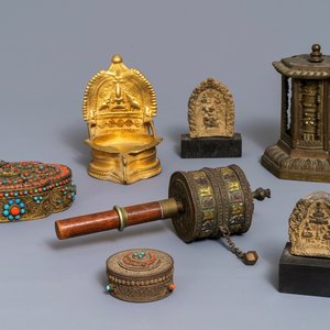 Een collectie diverse Tibetaanse votieve objecten, 19/20e eeuw — foto 1