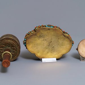 Een collectie diverse Tibetaanse votieve objecten, 19/20e eeuw — foto 6