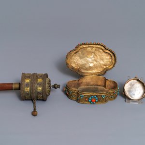 Een collectie diverse Tibetaanse votieve objecten, 19/20e eeuw — foto 7