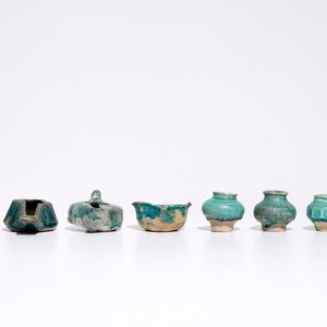 Een collectie islamitische turquoise geglazuurde olielampjes en potjes, o.a. Raqqa, 13e eeuw en later — foto 2