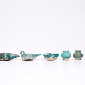 Een collectie islamitische turquoise geglazuurde olielampjes en potjes, o.a. Raqqa, 13e eeuw en later — foto 3