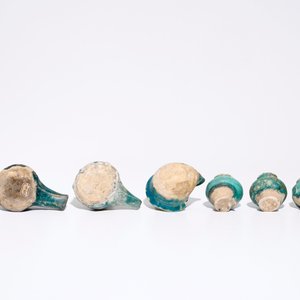 Een collectie islamitische turquoise geglazuurde olielampjes en potjes, o.a. Raqqa, 13e eeuw en later — foto 6