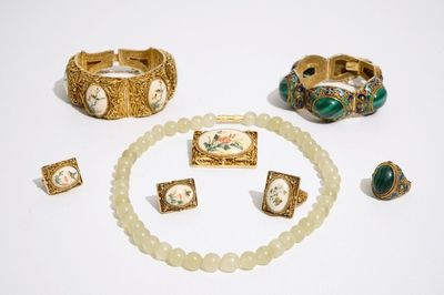 Een collectie juwelen in verguld en geëmailleerd zilver, beschilderd ivoor en malachiet, begin 20e eeuw