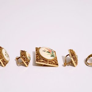 Een collectie juwelen in verguld en geëmailleerd zilver, beschilderd ivoor en malachiet, begin 20e eeuw — foto 12
