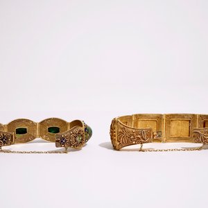 Een collectie juwelen in verguld en geëmailleerd zilver, beschilderd ivoor en malachiet, begin 20e eeuw — foto 4