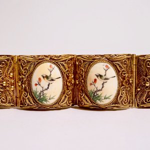 Een collectie juwelen in verguld en geëmailleerd zilver, beschilderd ivoor en malachiet, begin 20e eeuw — foto 7