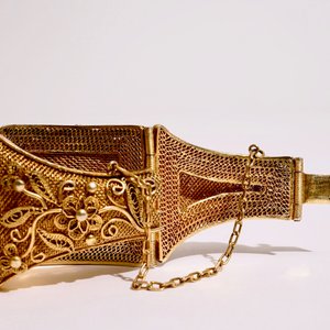 Een collectie juwelen in verguld en geëmailleerd zilver, beschilderd ivoor en malachiet, begin 20e eeuw — foto 8