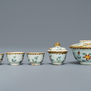 Een collectie miniatuur polychroom Delfts theegoed, 18e eeuw — foto 3