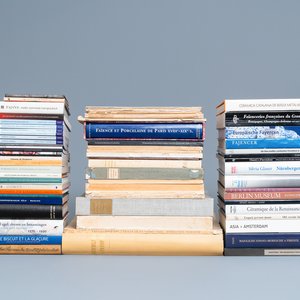 Een collectie naslagwerken, publicaties en oude catalogi over Europese keramiek en toegepaste kunst — foto 1