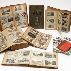 Een collectie postkaarten in zes albums en drie albums postzegels, 19/20e eeuw — foto 1