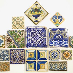 Een collectie Spaanse en Islamitische tegels, 16/19e eeuw — foto 1