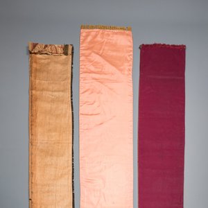 Een collectie textiel deels met goud- en zilverdraad geborduurd, West-Europa, 17e eeuw en later — foto 20