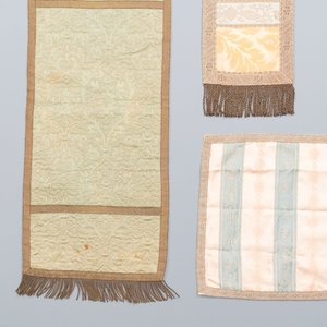Een collectie textiel deels met goud- en zilverdraad geborduurd, West-Europa, 17e eeuw en later — foto 23