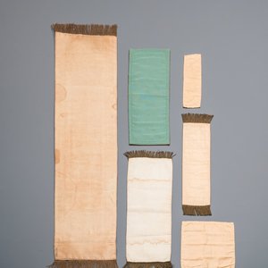 Een collectie textiel deels met goud- en zilverdraad geborduurd, West-Europa, 17e eeuw en later — foto 27