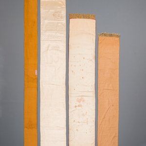 Een collectie textiel deels met goud- en zilverdraad geborduurd, West-Europa, 17e eeuw en later — foto 7