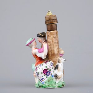 Een collectie van 10 porseleinen en biscuit figuren en snuifflesjes, 19e eeuw — foto 2