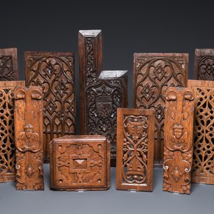 Een collectie van 11 gestoken houten panelen met diverse decors, Frankrijk, Nederland en/of Vlaanderen, 14/16e eeuw — foto 1