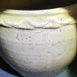 Een collectie van 13 stukken Vietnamees aardewerk, overwegend 14/15e eeuw — foto 44