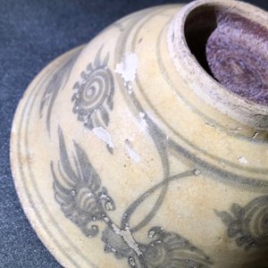 Een collectie van 13 stukken Vietnamees aardewerk, overwegend 14/15e eeuw — foto 60