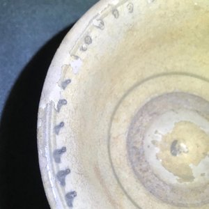 Een collectie van 13 stukken Vietnamees aardewerk, overwegend 14/15e eeuw — foto 61