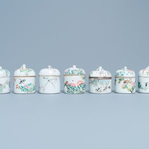 Een collectie van 14 Chinese qianjiang cai wijnkom-warmers, 19/20e eeuw — foto 8