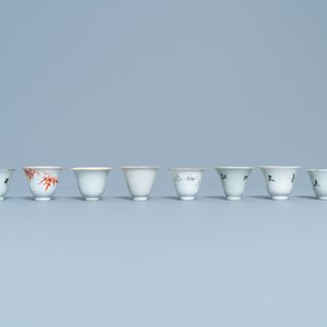 Een collectie van 14 Chinese qianjiang cai wijnkom-warmers, 19/20e eeuw — foto 12