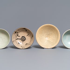 Een collectie van 15 Chinese celadon en crèmekleurige stukken, Song en later — foto 12