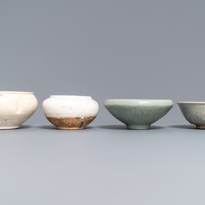 Een collectie van 15 Chinese celadon en crèmekleurige stukken, Song en later — foto 15