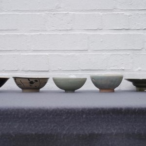 Een collectie van 15 Chinese celadon en crèmekleurige stukken, Song en later — foto 19