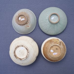 Een collectie van 15 Chinese celadon en crèmekleurige stukken, Song en later — foto 23