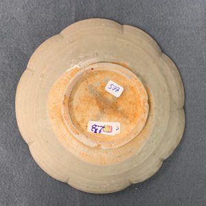 Een collectie van 15 Chinese celadon en crèmekleurige stukken, Song en later — foto 31