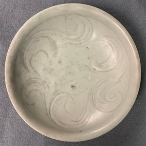 Een collectie van 15 Chinese celadon en crèmekleurige stukken, Song en later — foto 32