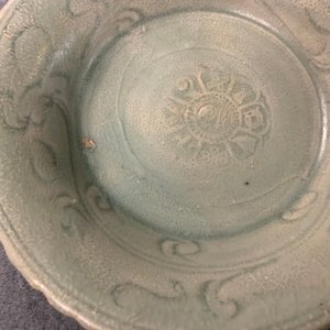 Een collectie van 15 Chinese celadon en crèmekleurige stukken, Song en later — foto 44