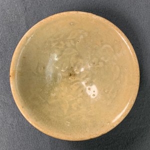 Een collectie van 15 Chinese celadon en crèmekleurige stukken, Song en later — foto 49