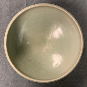 Een collectie van 15 Chinese celadon en crèmekleurige stukken, Song en later — foto 56