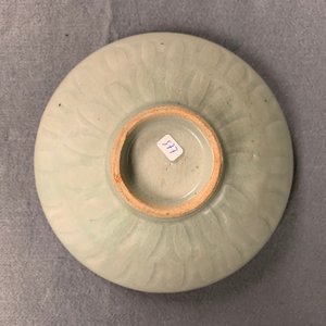 Een collectie van 15 Chinese celadon en crèmekleurige stukken, Song en later — foto 58