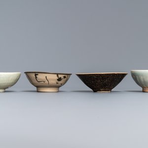 Een collectie van 15 Chinese celadon en crèmekleurige stukken, Song en later — foto 10