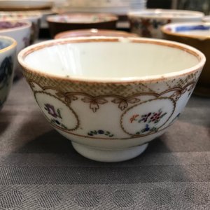 Een collectie van 23 koppen en 33 schotels in Chinees en Japans porselein, 18/19e eeuw — foto 13