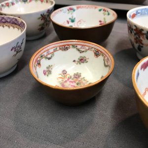 Een collectie van 23 koppen en 33 schotels in Chinees en Japans porselein, 18/19e eeuw — foto 16