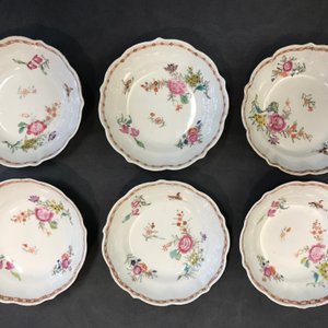 Een collectie van 23 koppen en 33 schotels in Chinees en Japans porselein, 18/19e eeuw — foto 2