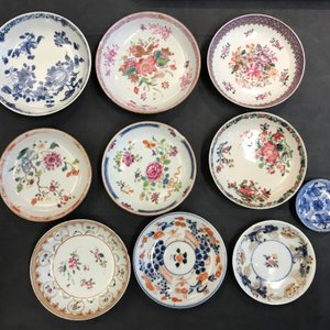 Een collectie van 23 koppen en 33 schotels in Chinees en Japans porselein, 18/19e eeuw — foto 21